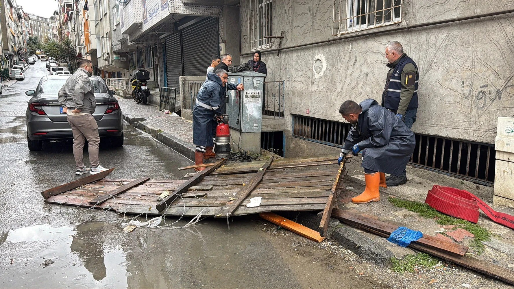 Küçükçekmece'de Sağanak Bodrum Katlarını Su Bastı: Mahsur Kalanlar Kurtarıldı