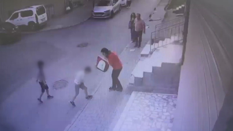 Küçükçekmece'de alacak kavgasında sokakta oyun oynayan çocuk seken kurşunla yaralandı
