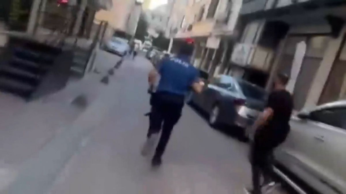 Küçükçekmece'de iş yerine silahlı saldırı: Şüpheli yaka kamerasında yakalandı