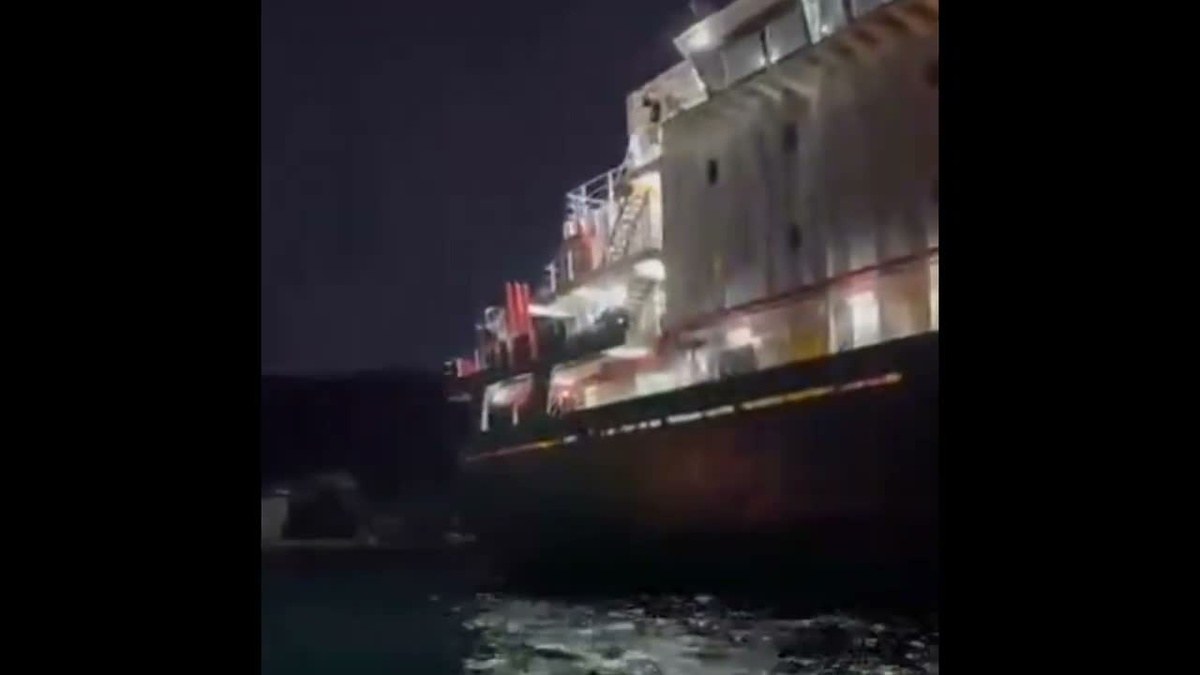 İstanbul Boğazı’nda Kimyasal Madde Taşıyan Tanker Kıyıya Demirletildi