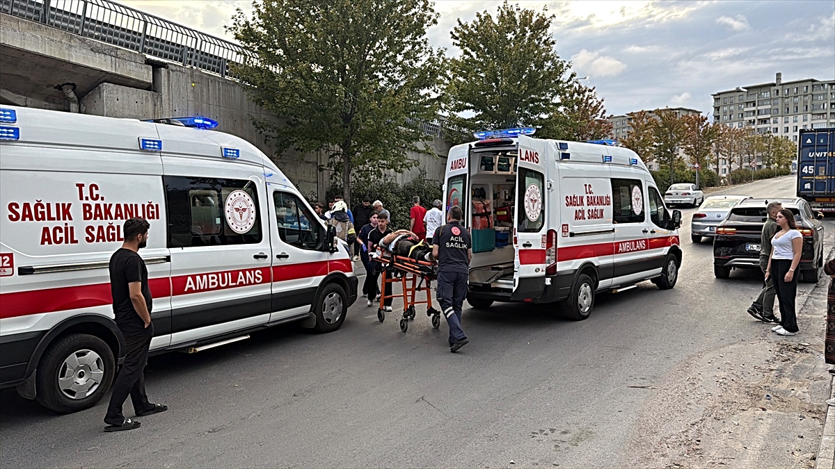 Küçükçekmece'de bariyere çarpan otomobildeki 4 kişi yaralandı