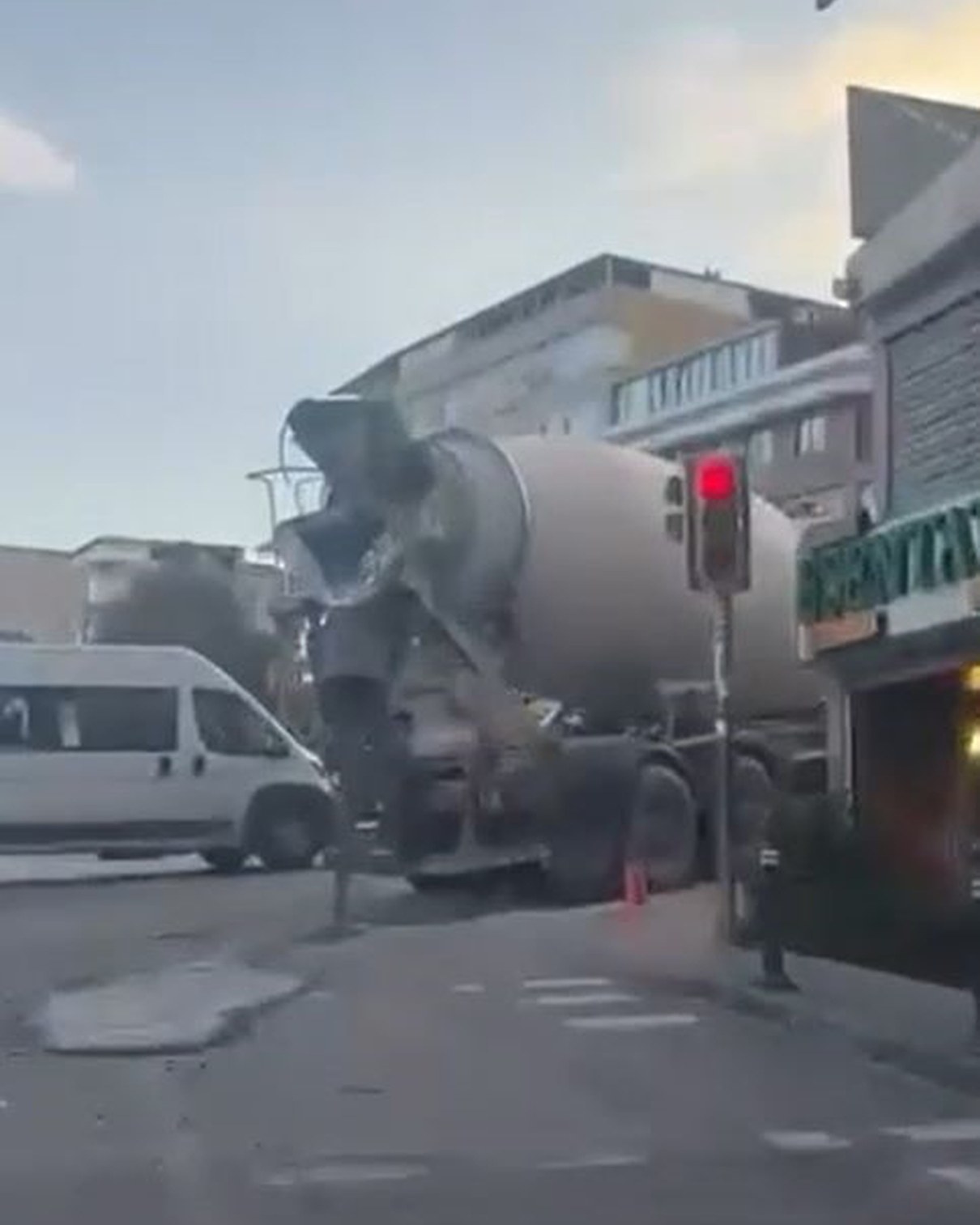 Yola Beton Dökerek Çevre Kirliliği Yaratan Sürücüye Cezai İşlem Uygulandı