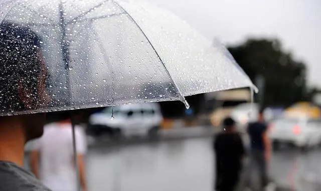 Küçükçekmece'de Sağanak Etkili Oldu: Caddelerde Su Birikintisi Oluştu