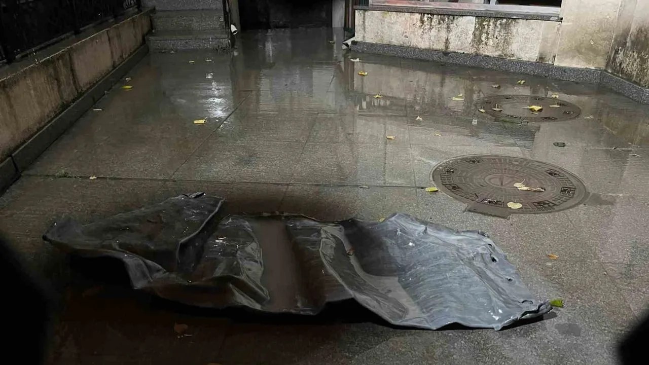 Küçükçekmece'de Sağanak Sonrası Cami Minaresinden Düşen Kurşun Levhalar Trafiği Durdurdu