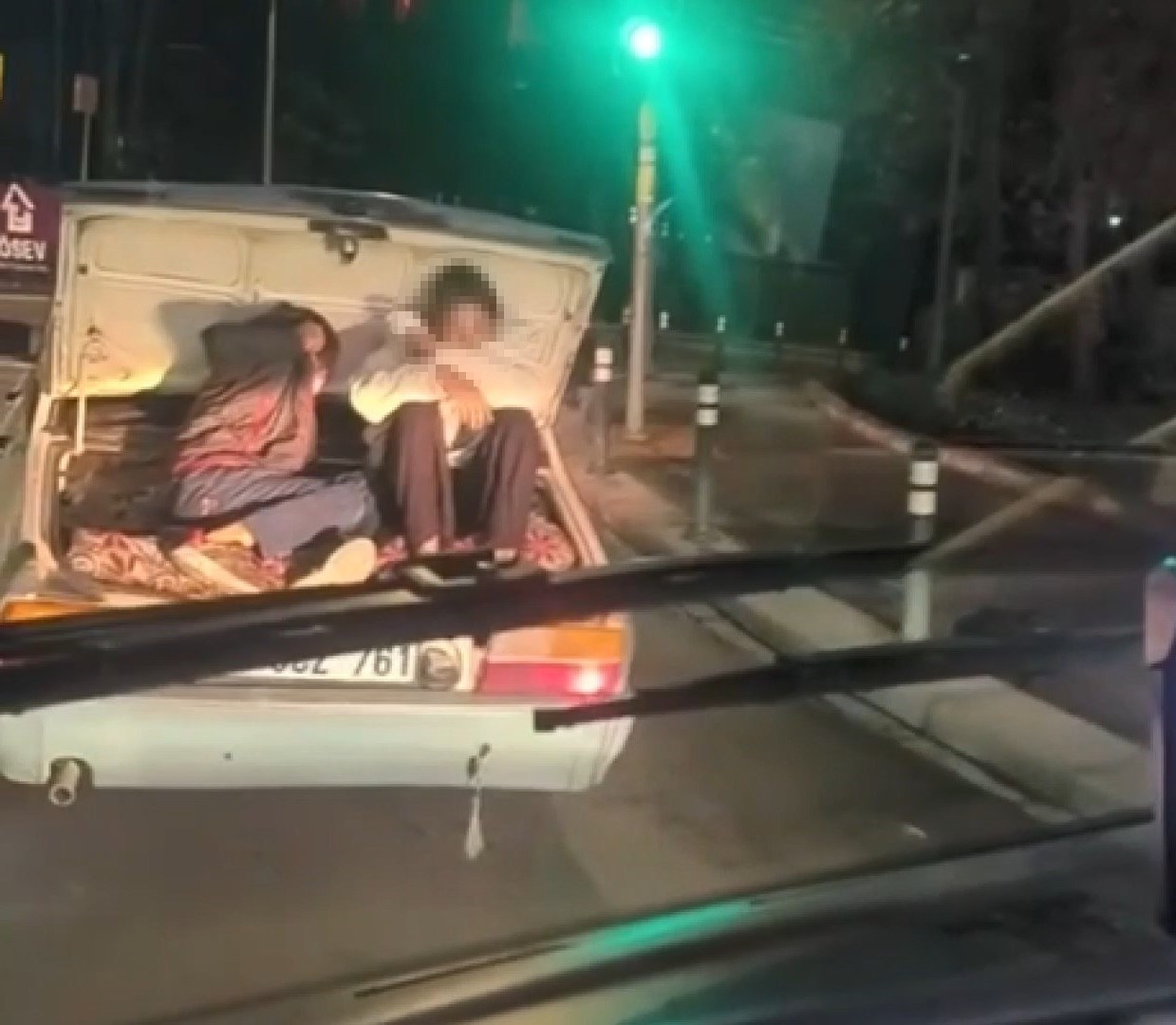 Küçükçekmece’de 2 Çocuğun Tehlikeli Bagaj Yolculuğu Görüntülendi