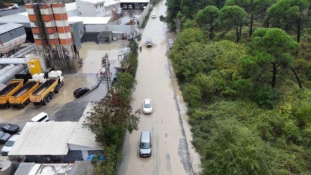 Fatih Balat'ta 14 Yaşındaki Çocuk Su Birikintisinde Elektrik Akımına Kapılarak Hayatını Kaybetti