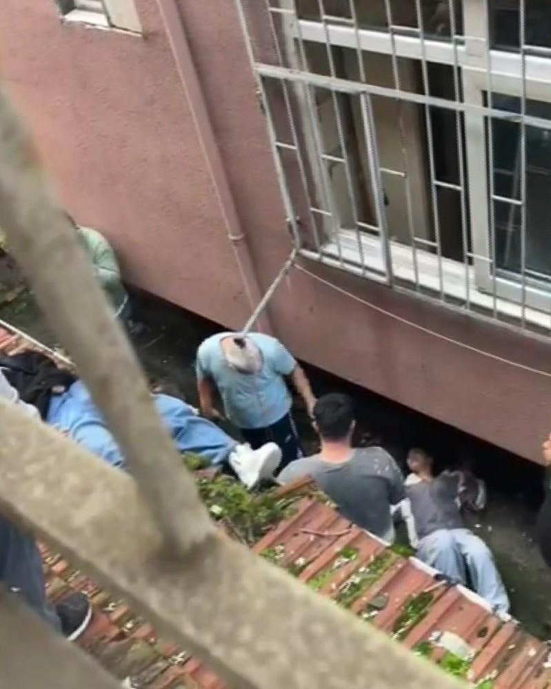 Küçükçekmece'de Eve Kilitlenen İki Genç Kız, Çarşafla Kaçarken Düştü