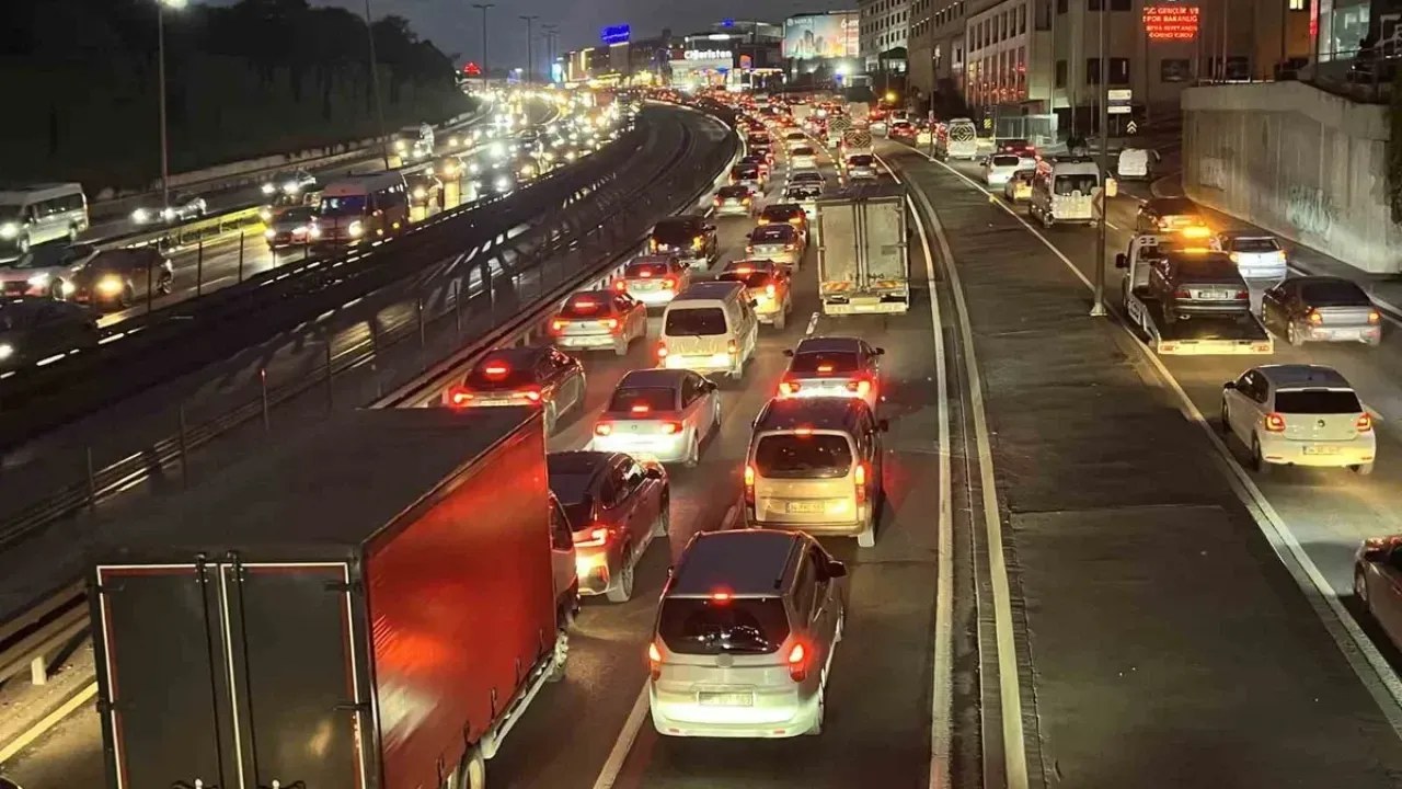D-100'de Yoğun Trafik: Cennet Mahallesi Yol Çalışması Etkili Oldu