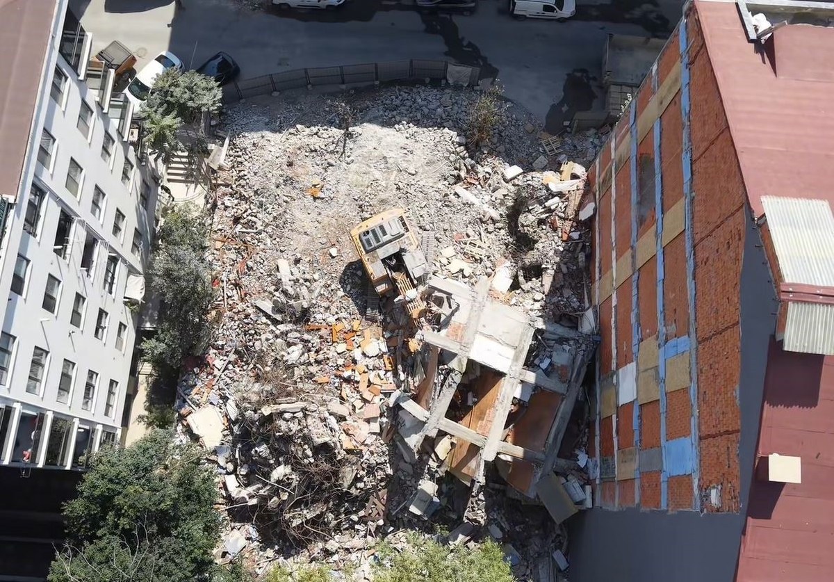 Küçükçekmece Cennet Mahallesi'nde Yıkımda İş Makinesine Moloz Devrildi