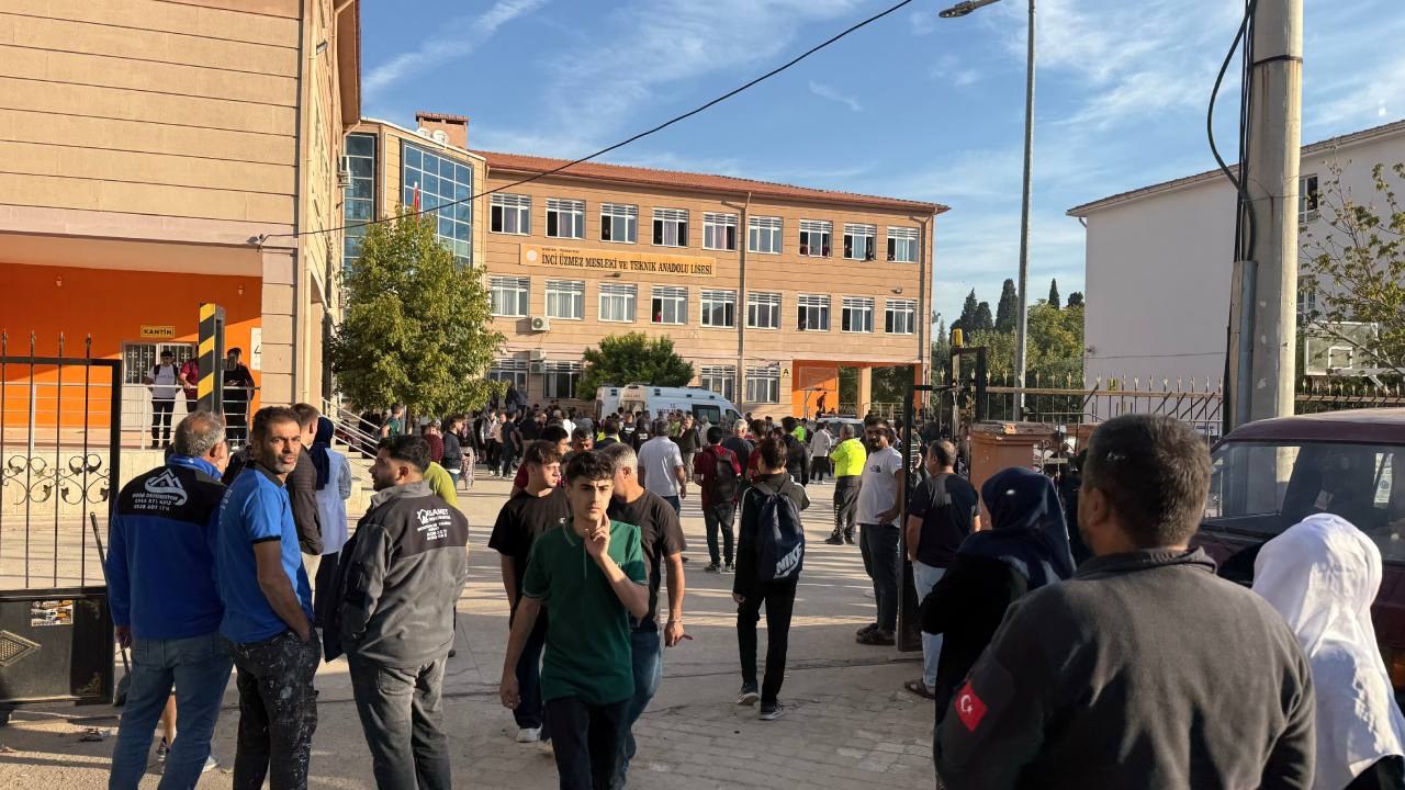 Manisa'nın Turgutlu İlçesinde Lise Önünde Silahlı Saldırı: 11 Öğrenci Yaralandı