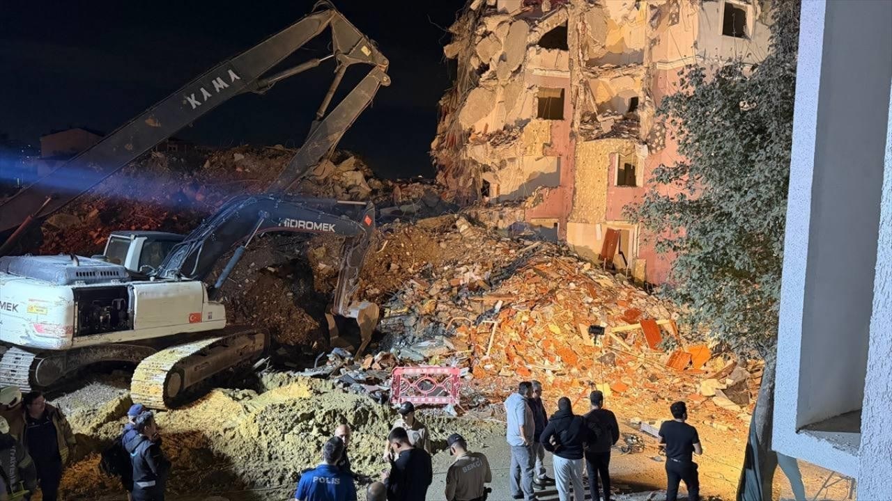 Küçükçekmece'de Yıkımı Süren 8 Katlı Bina Çöktü: Enkaz Altında Kimse Çıkmadı